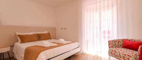 2 bedrooms, iron/ironing board, internet, bed sheets