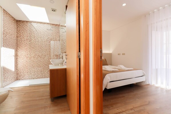 2 habitaciones, tabla de planchar con plancha y cuna de viaje 