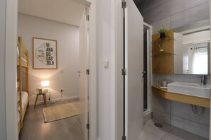 2 bedrooms, iron/ironing board, internet, bed sheets