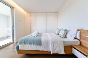 2 bedrooms, iron/ironing board, internet, bed sheets