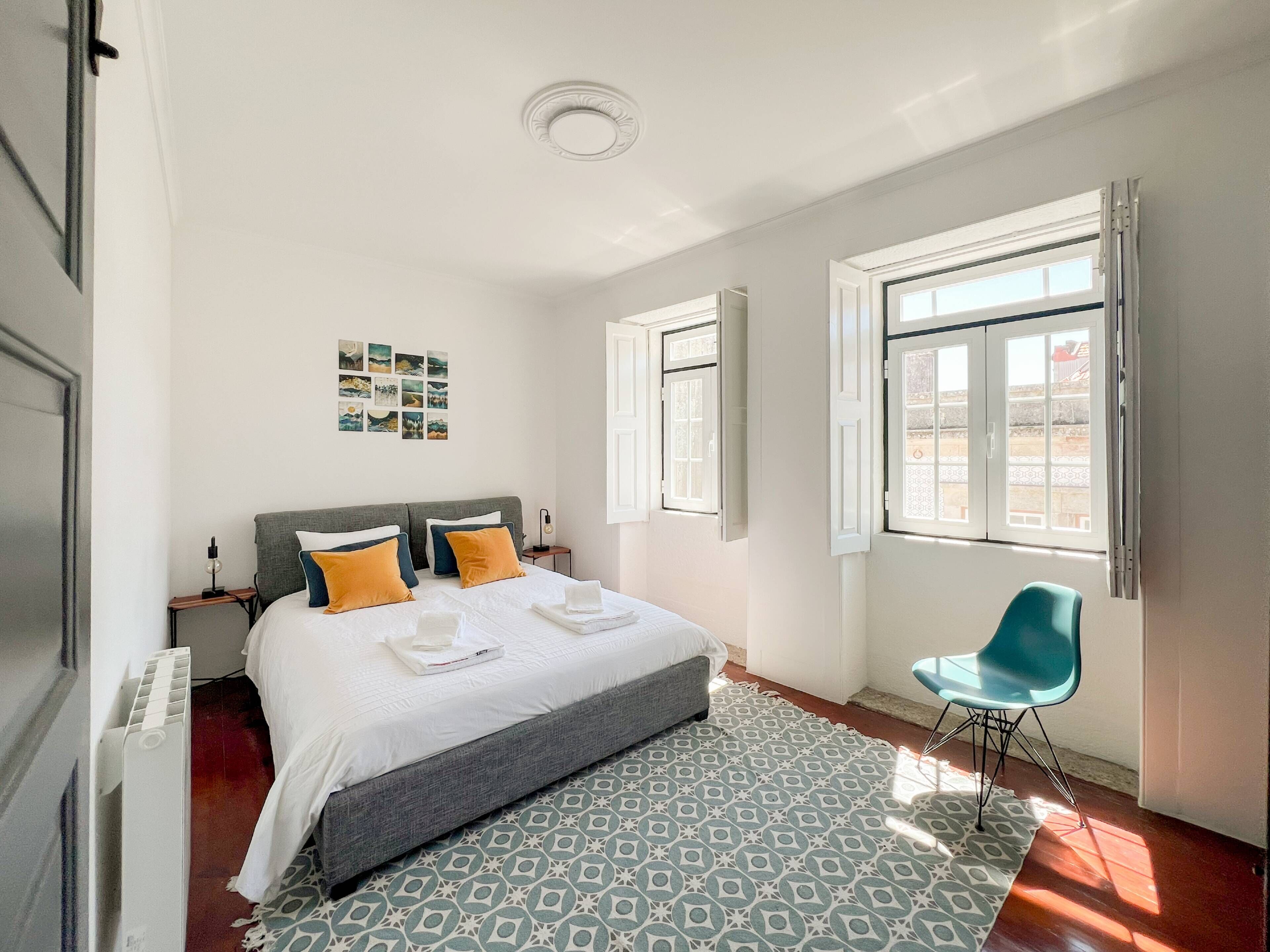 2 slaapkamers, een strijkplank/strijkijzer, reisbedje, gratis wifi