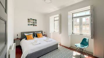 2 habitaciones, tabla de planchar con plancha y cuna de viaje