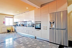 冷蔵庫、電子レンジ、オーブン、コンロ