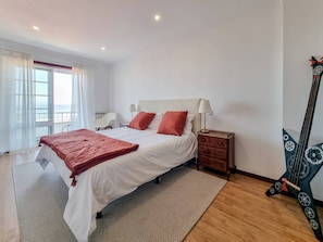 2 bedrooms, iron/ironing board, internet, bed sheets