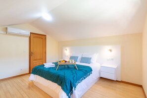 2 bedrooms, iron/ironing board, internet, bed sheets