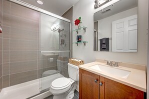 Shower, jetted bath, hair dryer, towels