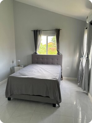 2 habitaciones, tabla de planchar con plancha y ropa de cama 