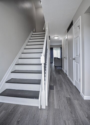 Cozy & Charming 2-bedroom, 2 bath in Central location near Cincinnati