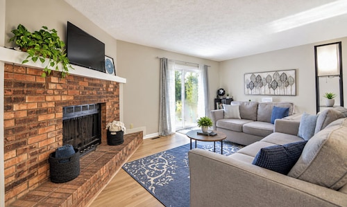 Cozy & Charming 2-bedroom, 2 bath in Central location near Cincinnati