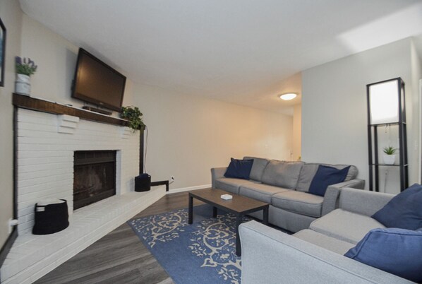 Living area - Cozy & Charming 2-bedroom, 2 bath in Central location near Cincinnati (Erlanger)