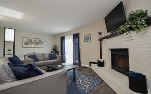 Living area - Cozy & Charming 2-bedroom, 2 bath in Central location near Cincinnati (Erlanger)