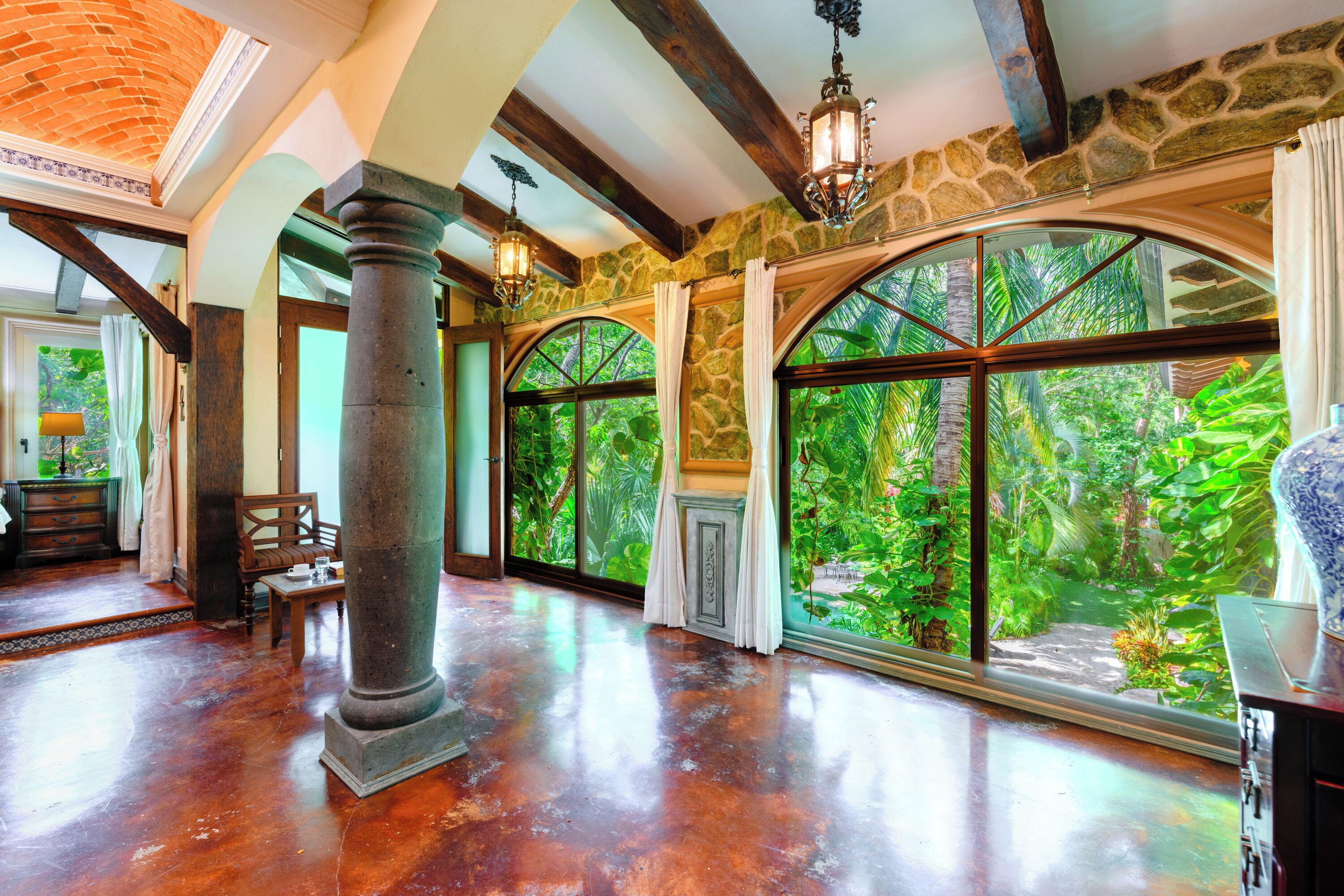 Rom – royal, 1 kingsize-seng, eget bad, hageutsikt | Sengetøy av topp kvalitet, dundyner, minibar og blendingsgardiner