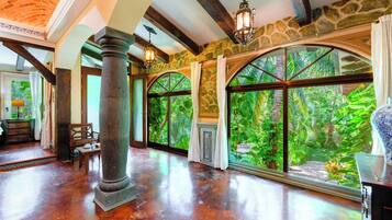 Royal kamer, 1 kingsize bed, en-suite badkamer, uitzicht op tuin | Luxe beddengoed, donzen dekbedden, een minibar, verduisterende gordijnen