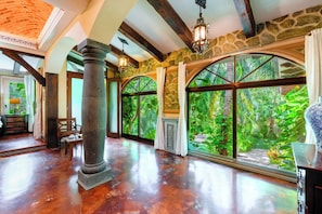 Royal kamer, 1 kingsize bed, en-suite badkamer, uitzicht op tuin | Luxe beddengoed, donzen dekbedden, een minibar, verduisterende gordijnen