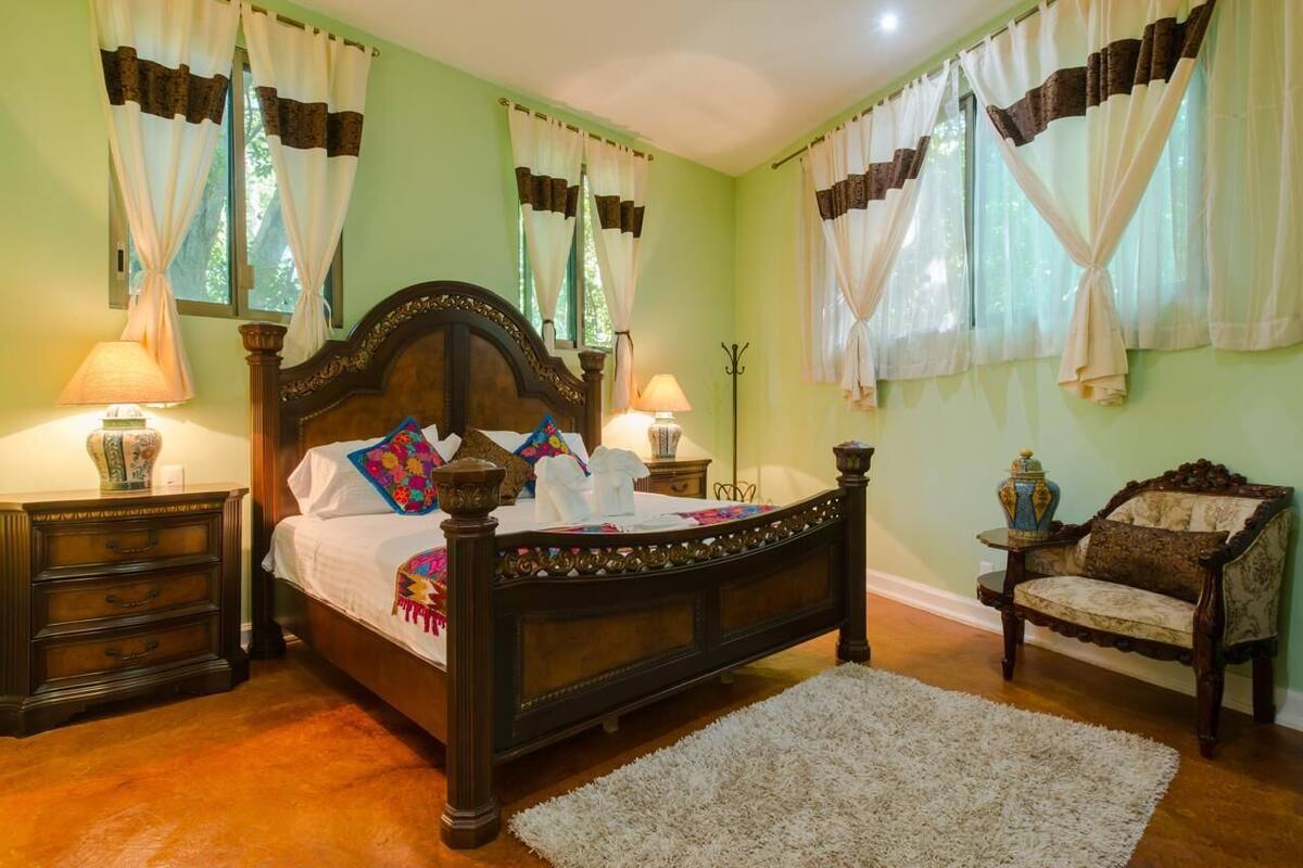 Deluxe Studio Suite, 1 King Bed with Sofa bed | Blackout drapes, iron/ironing board, free WiFi