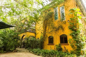 المنطقة المحيطة بالمنشأة