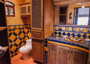 Deluxe Studio, 1 King Bed with Sofa bed, Garden View | Bathroom