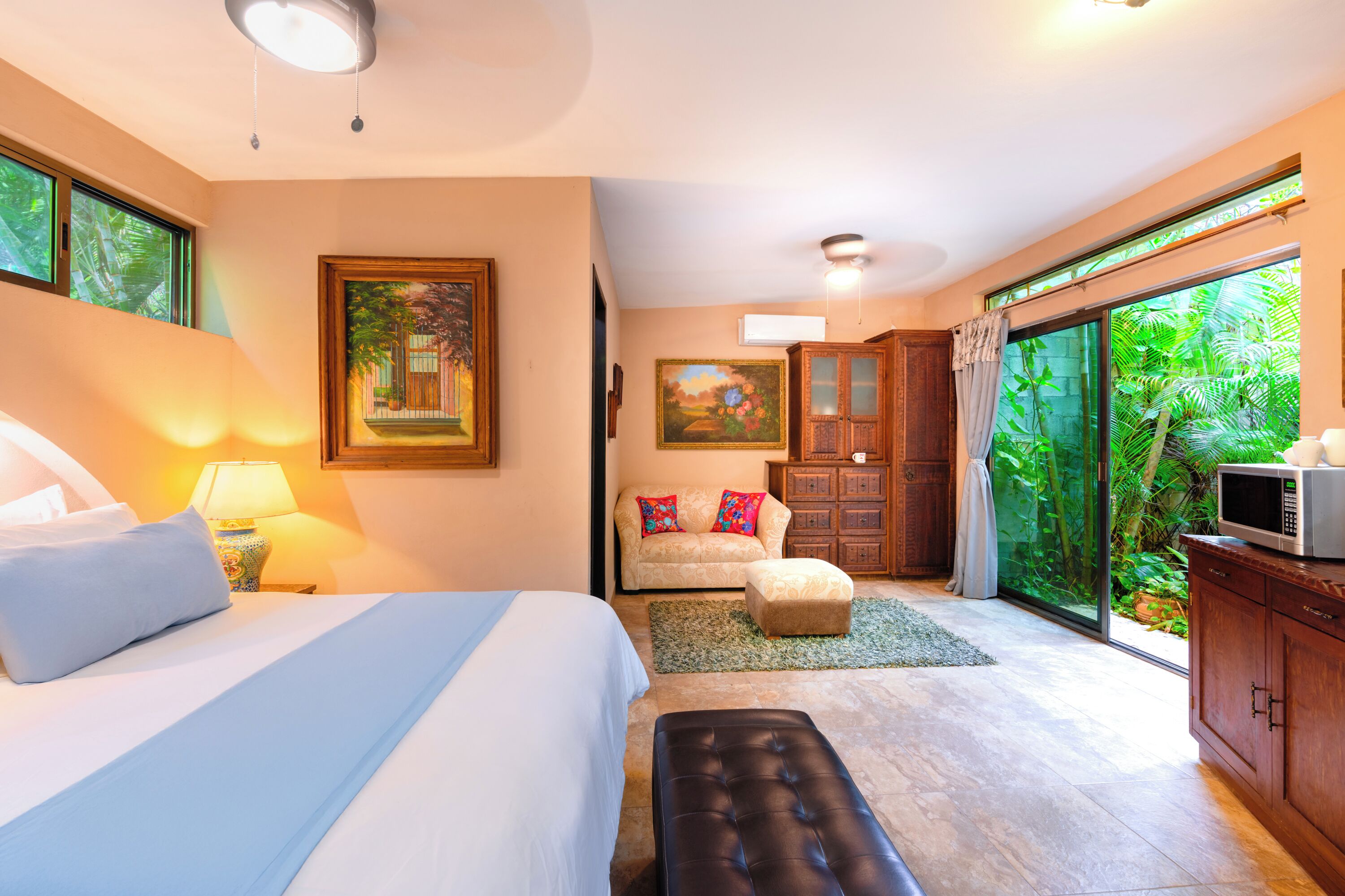 Chambre Deluxe, 1 très grand lit, salle de bains attenante, vue jardin | Vue de la chambre