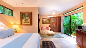 Chambre Deluxe, 1 très grand lit, salle de bain attenante, vue sur le jardin | Vue de la chambre