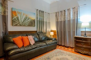 ستائر تعتيم ومكواة/لوح كي وواي فاي مجانًا