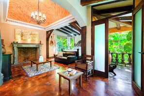 Ropa de cama de alta calidad, cubrecamas, minibar y cortinas blackout 