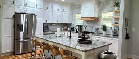 Kjøleskap, mikrobølgeovn, ovn og kokeplater