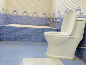 Secadora de cabello, toallas, jabón, papel de baño 