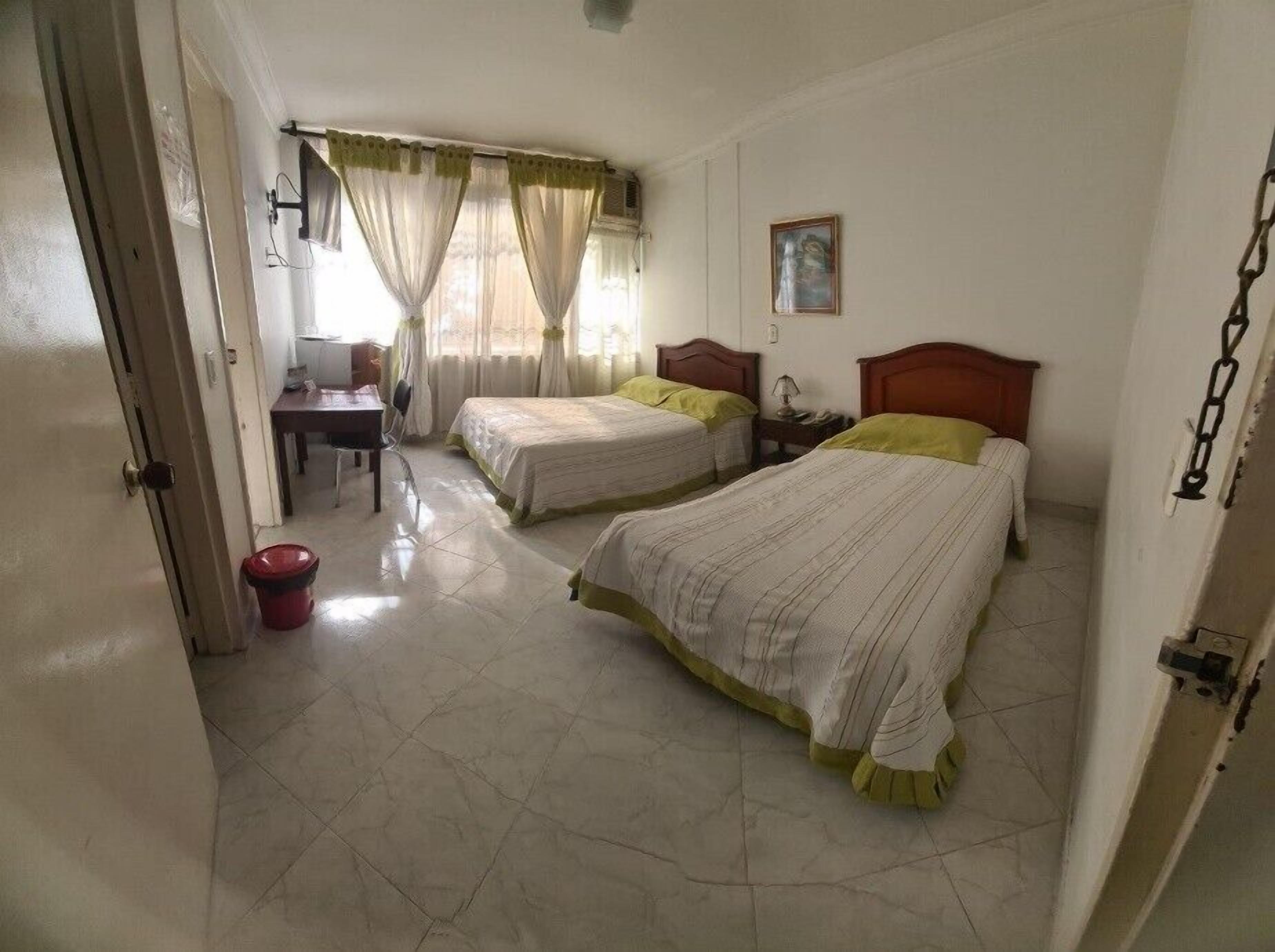 Classic Room | Desk, free WiFi