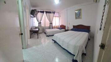 HabitaciĂłn clĂĄsica | Escritorio y wifi gratis