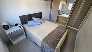 2 slaapkamers, een strijkplank/strijkijzer, wifi, beddengoed