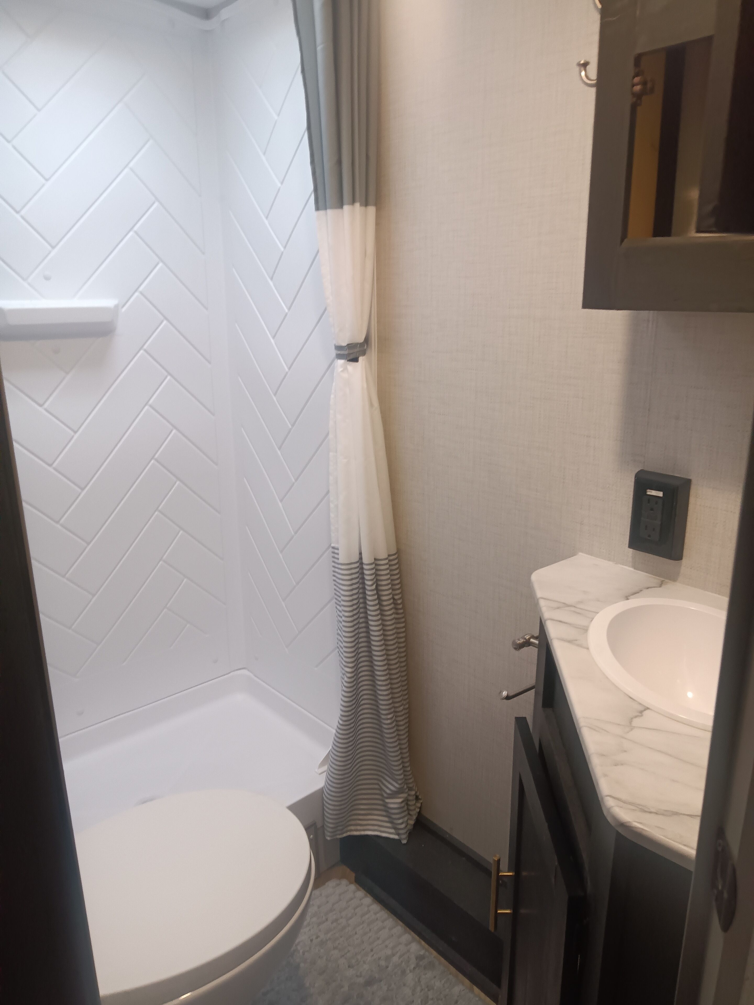 Doccia, asciugamani, sapone, carta igienica