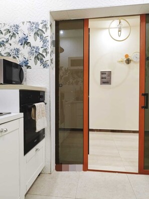 Kylskåp, mikrovågsugn, ugn och spishäll