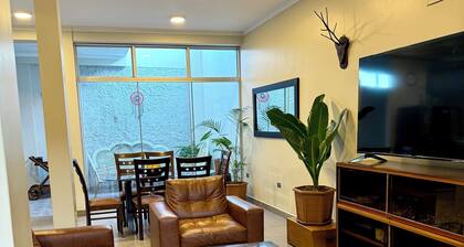 Bella casa de las BUGANVILLAS a 5 minutos del aeropuerto y la plaza central.