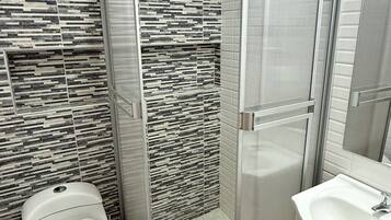 Asciugacapelli, asciugamani, sapone, carta igienica