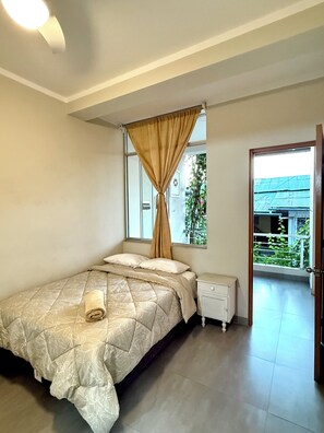 3 habitaciones, tabla de planchar con plancha, internet y ropa de cama 