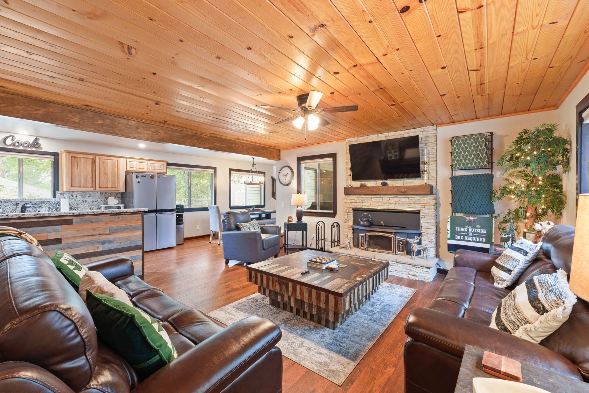 Smart TV, fireplace