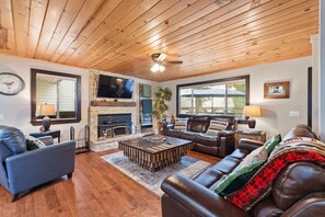 Smart TV, fireplace