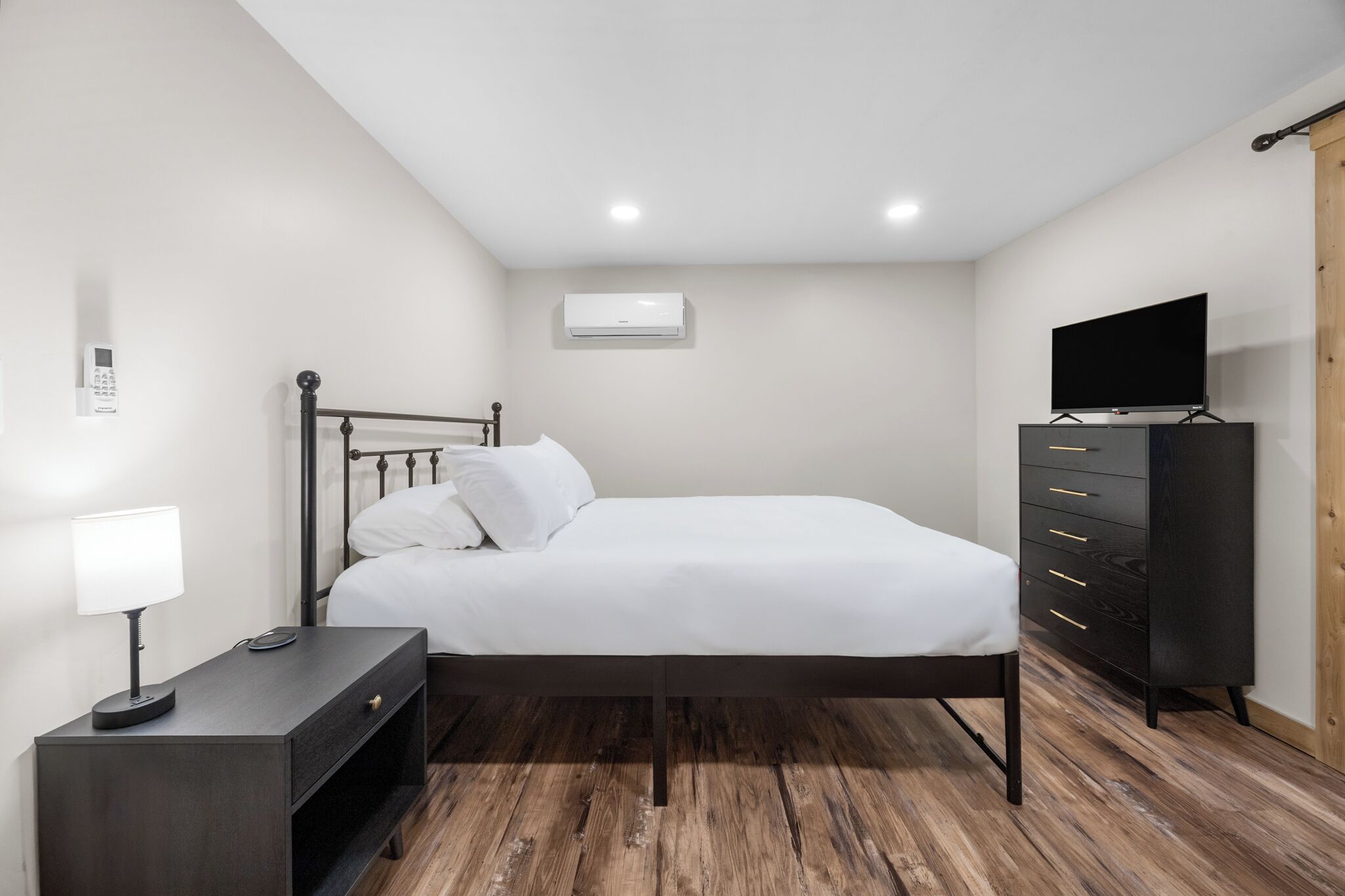 1 bedroom, travel cot, WiFi, bed sheets