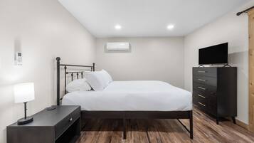 1 bedroom, travel cot, WiFi, bed sheets