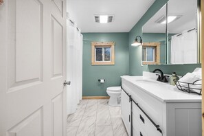 Secadora de cabello, bidet, toallas, papel de baño