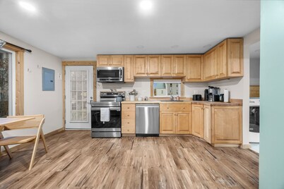 The Cozy Home- New, Comfortable, Centrally located