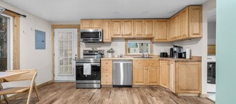 The Cozy Home- New, Comfortable, Centrally located