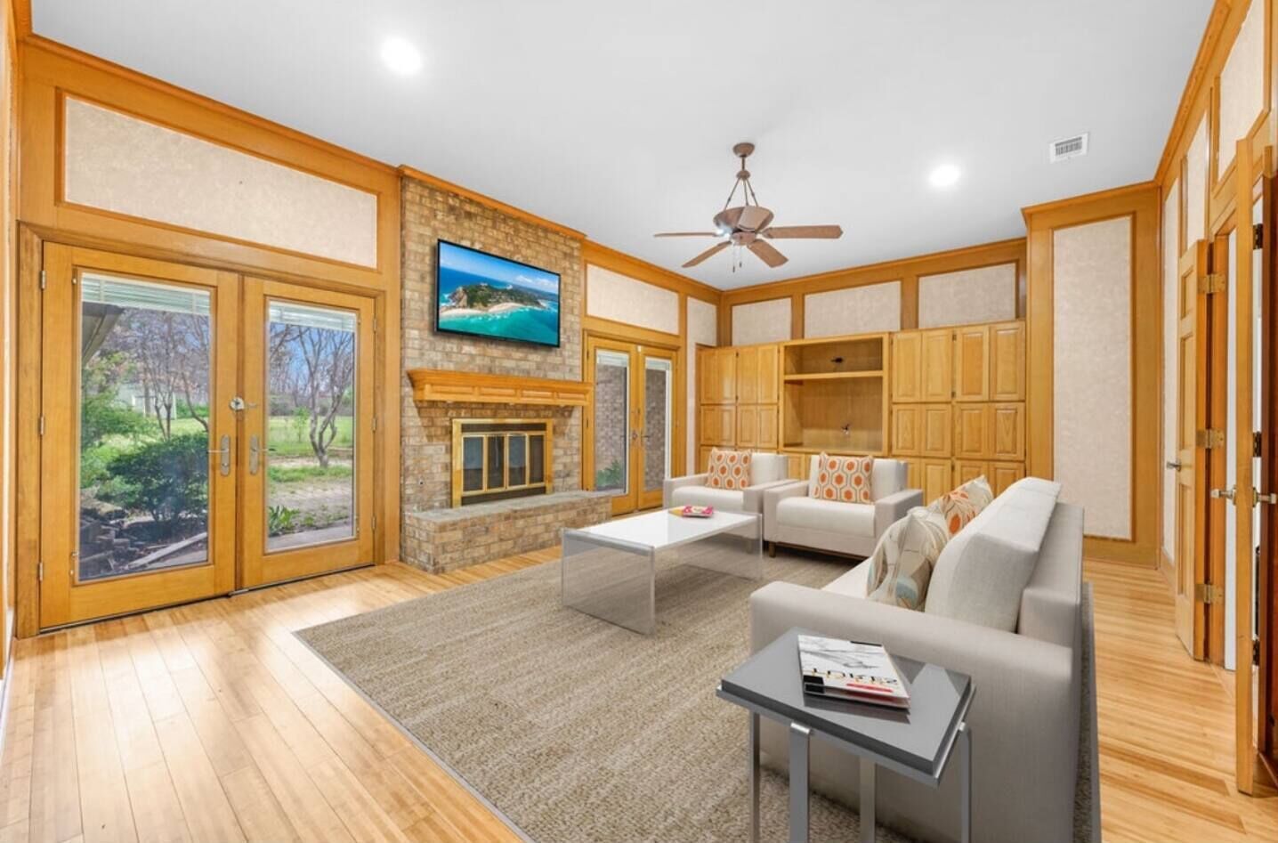 TV, fireplace, offices