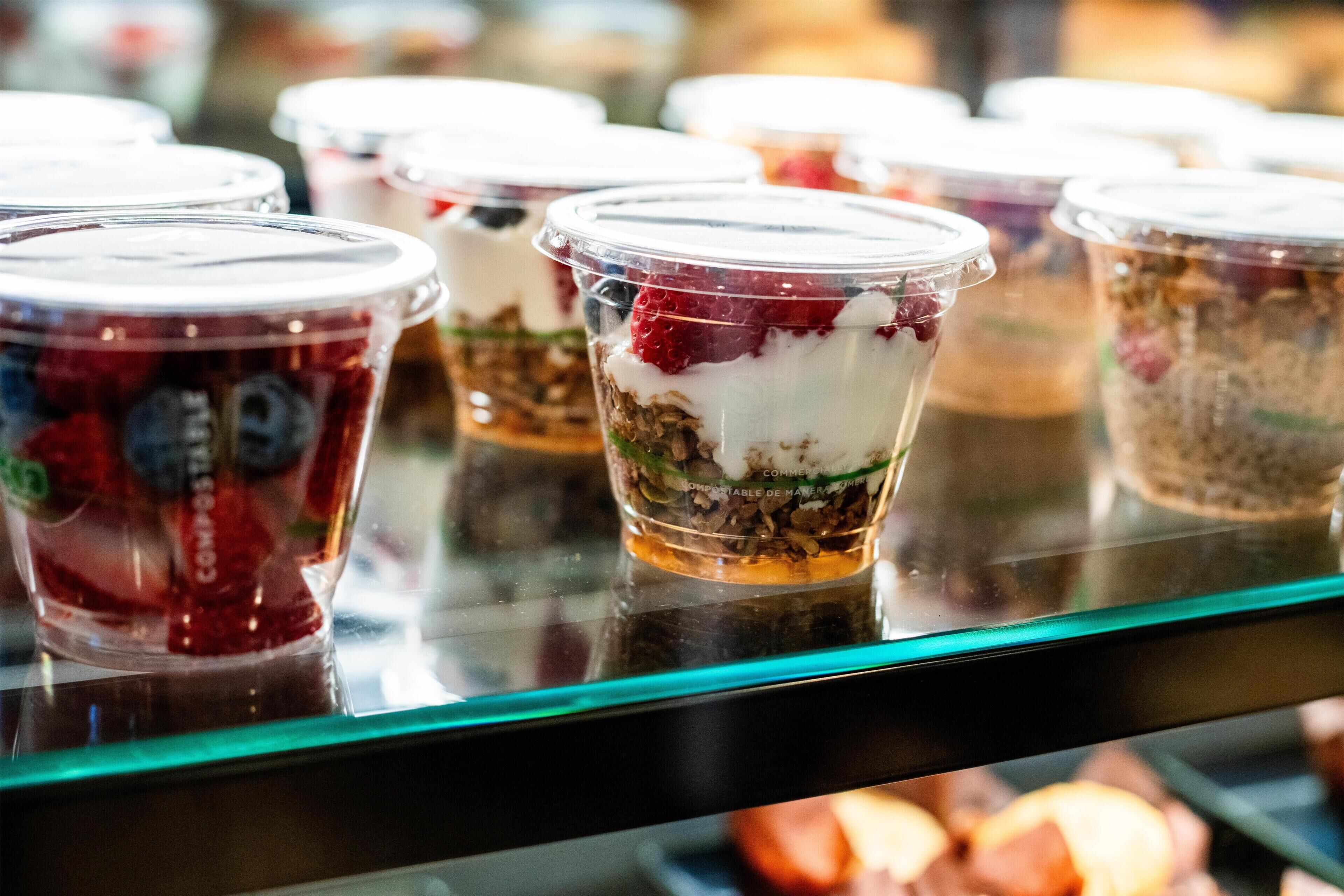 Una exhibición de diversos alimentos en recipientes transparentes.
