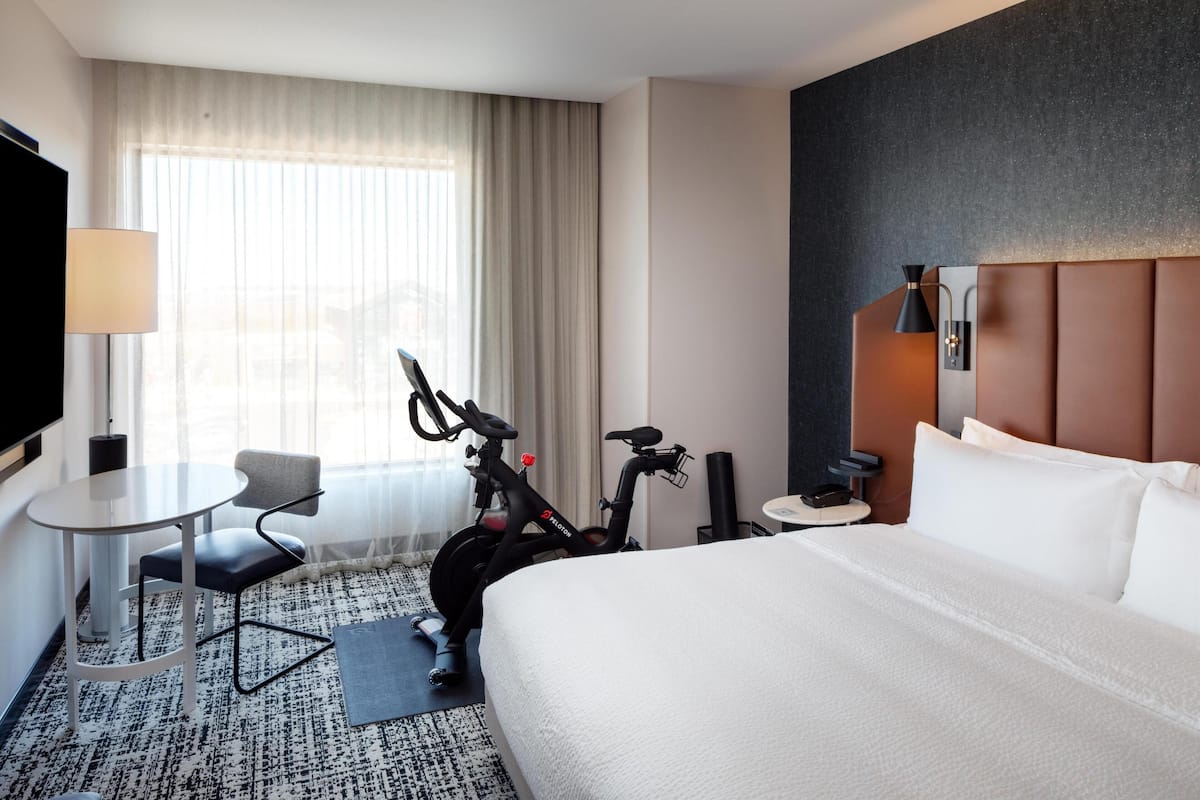 スタンダード ルーム キングベッド 1 台 (Peloton) | 低刺激性寝具、デスク、ノートパソコン用作業スペース、遮光カーテン