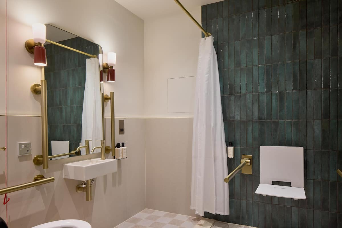 Superior Room, 1 King Bed | Bathroom | Eco-friendly toiletries, hair dryer, towels
