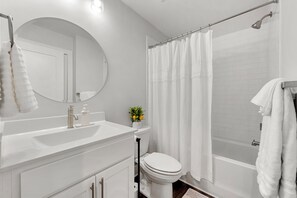 Ducha, secador de pelo, toallas y jabón