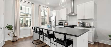 Een koelkast, een magnetron, een oven, een kookplaat