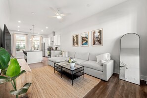 Smart TV, books - 3-Bedroom Townhouse in Atlanta Near Airport, Downtown, Beltline, and More (Atlanta)