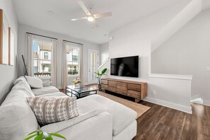 Smart TV, books - 3-Bedroom Townhouse in Atlanta Near Airport, Downtown, Beltline, and More (Atlanta)